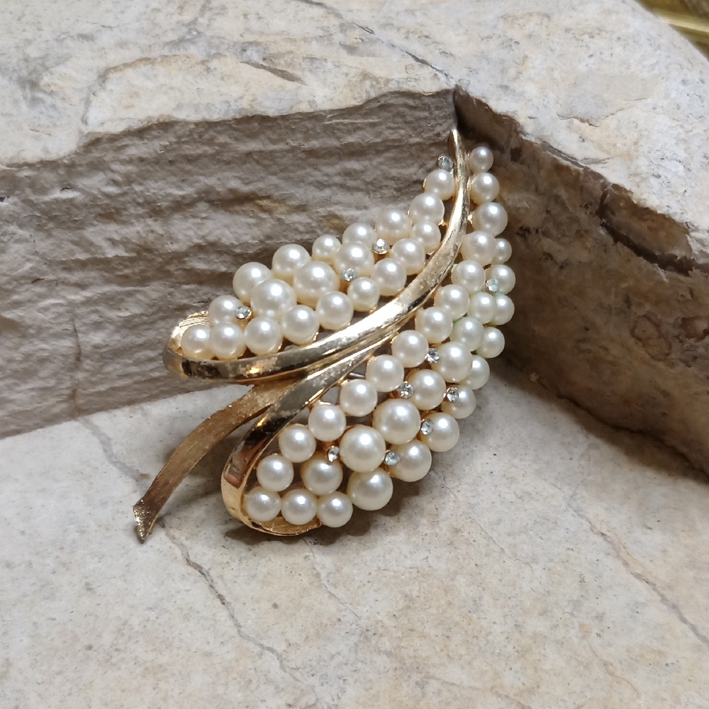 Vintage Crown Trifari Pearl Gold Leaf Brolloclp
